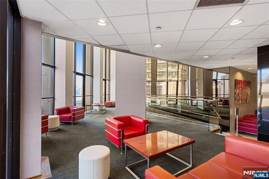 7000 Boulevard E 38E