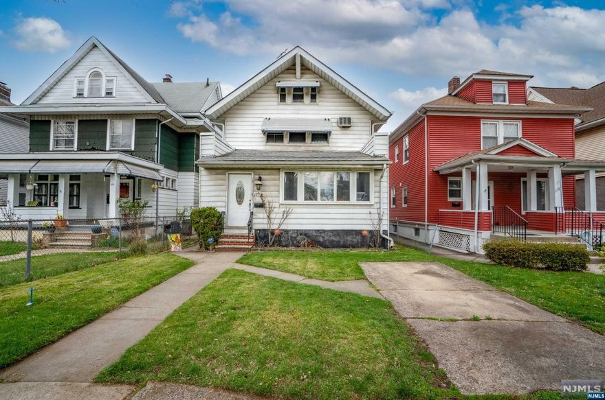 WOW!! DONT MISS OUT ON THIS SPECTACULAR HOME WITH TONS OF SPACE AND NATURAL LIGHTING! THIS HOME FEATURES 3 SPACIOUS BEDROOMS A FULL BATHROOM ASWELL AS A HALF BATH. THIS BEAUTIFUL HOME BOASTS A HUGE LIVING/DINING SPACE THAT IS PERFECT FOR ENTERTAINMENT ALONG WITH A LOVELY EAT IN KITCHEN. LOCATED NEAR PUBLIC TRANSPORTAION AND EASY ACCESS TO NEW YORK CITY. HURRY THIS PROPERTY WILL NOT LAST! SCHEDULE ALL SHOWINGS THROUGH SHOWINGTIME.