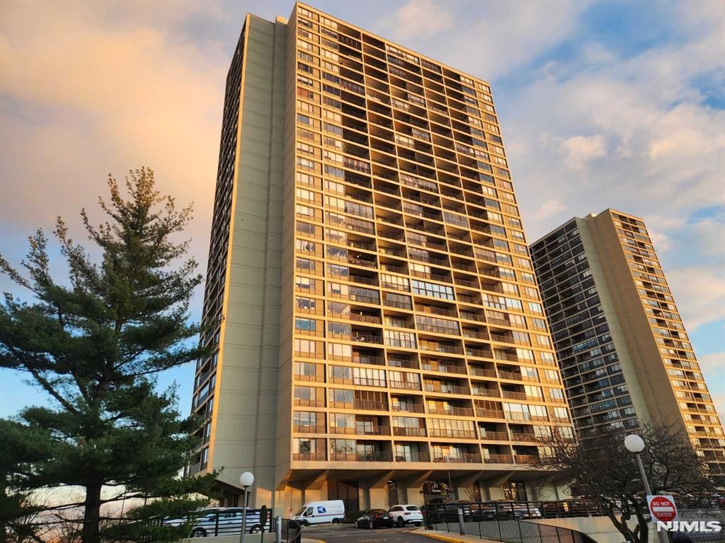 Photo of 6 Horizon Road #310, Fort Lee, NJ 07024 (MLS # 25038365)