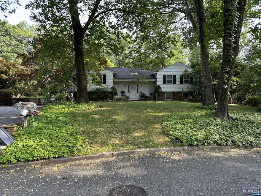 HOME WILL NEED SOME TLC. SHORT SALE SOLD ABSOLUTELY AS-IS, THIRD PARTY APPROVAL REQUIRED. BUYER RESPONSIBLE FOR OBTAINING TOWNS' CO.