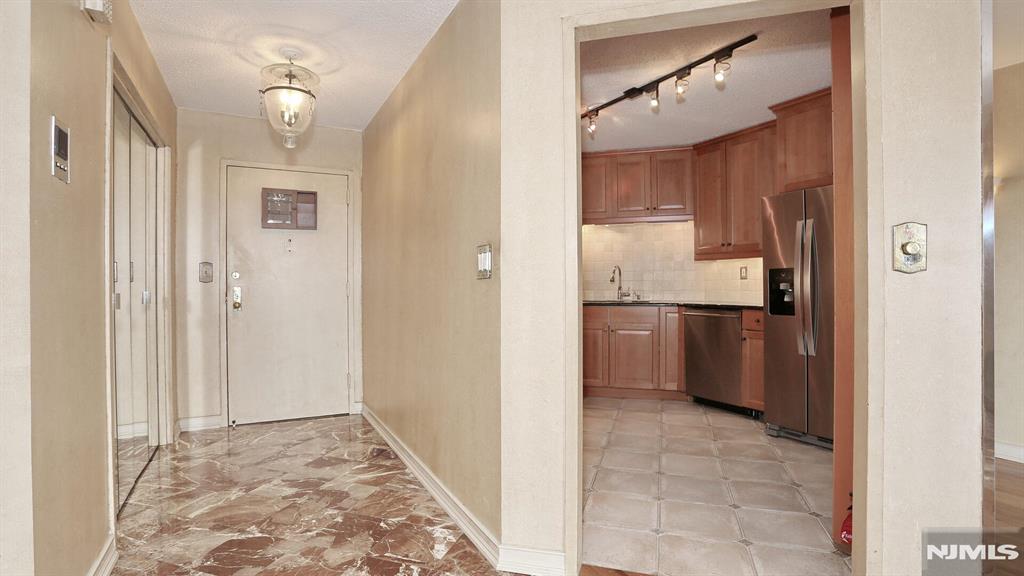 1608 Harmon Cove Tower