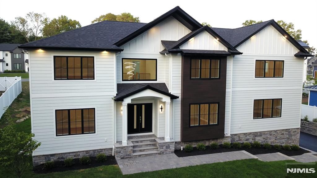 Photo of 796 Wyckoff Avenue, Mahwah, NJ 07430 (MLS # 25029333)
