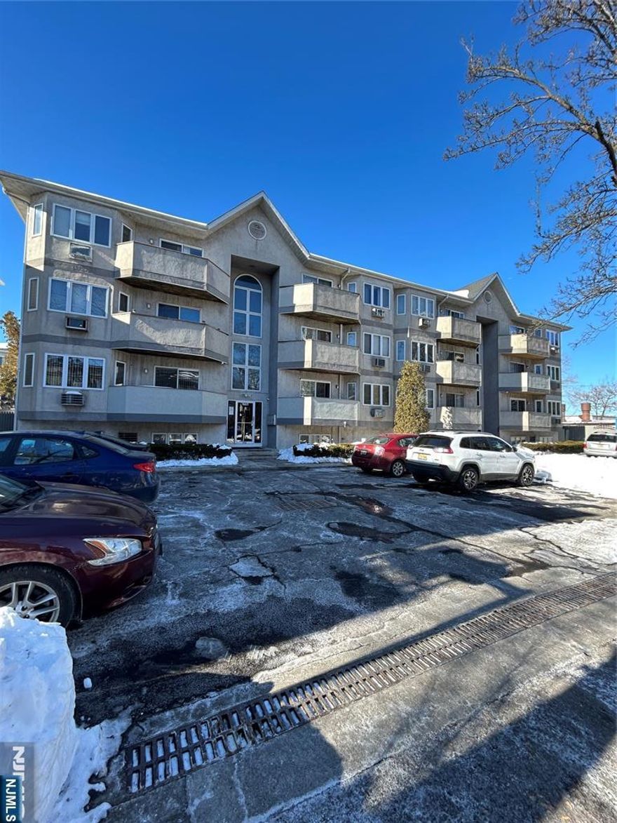 well maintained 3 bedroom 3 bathroom, condominium located within close proximity to local shopping, transportation and major highway, low taxes and low maintenance fee