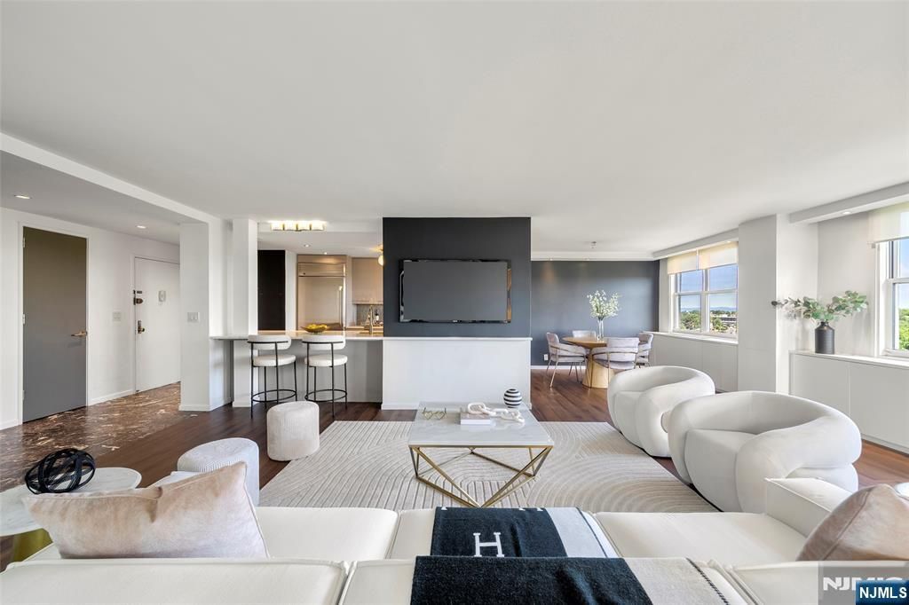 Photo of 2200 N Central Road #12F, Fort Lee, NJ 07024 (MLS # 25025667)