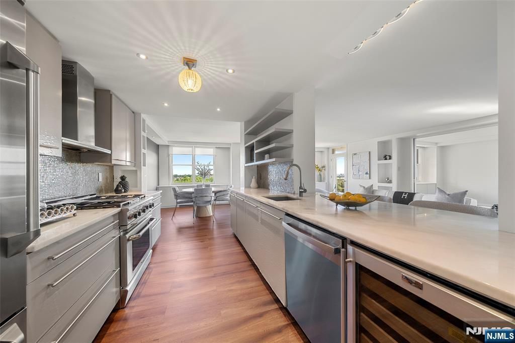 Photo of 2200 N Central Road #12F, Fort Lee, NJ 07024 (MLS # 25025667)