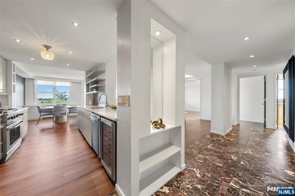 Photo of 2200 N Central Road #12F, Fort Lee, NJ 07024 (MLS # 25025667)