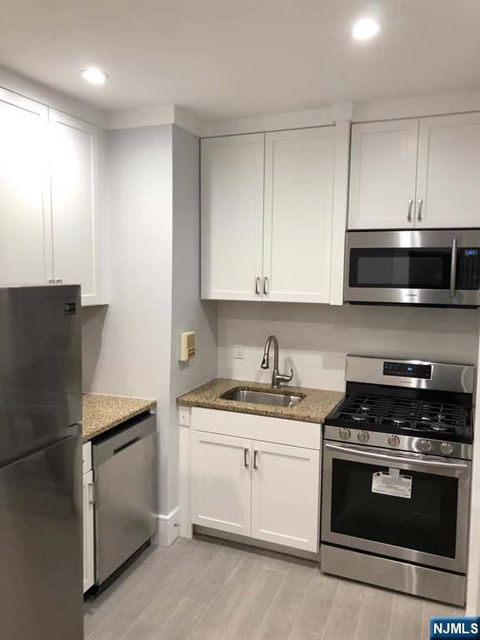 Photo of 553 Undercliff Ave #5, Edgewater, NJ 07020 (MLS # 26000260)