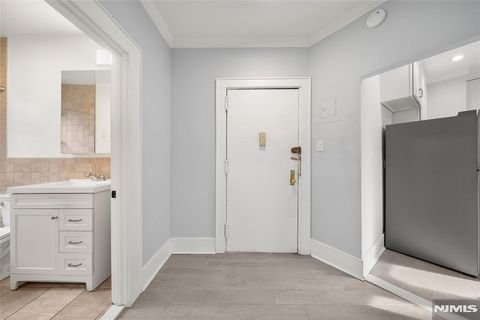 Photo of 553 Undercliff Ave #5, Edgewater, NJ 07020 (MLS # 26000260)