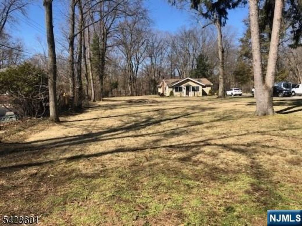 Photo of 19 Crescent Rd, Wayne, NJ 07470 (MLS # 26012530)