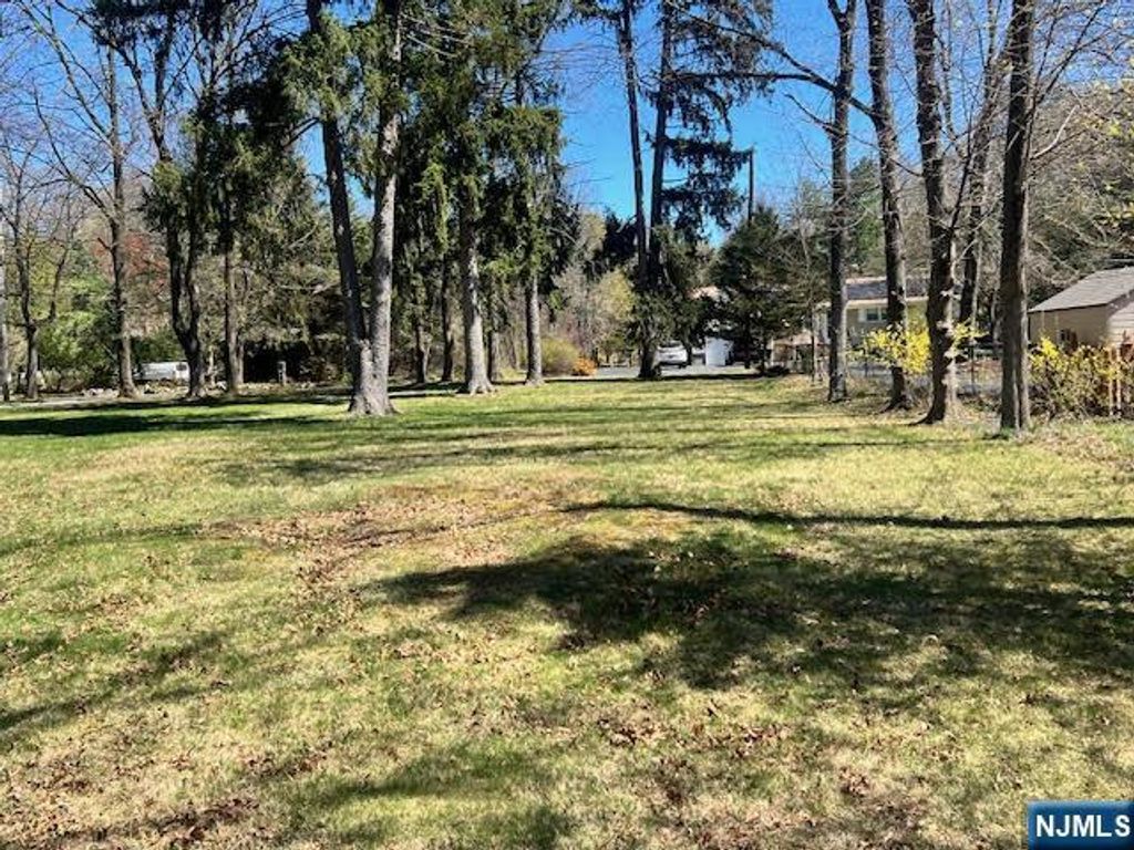 Photo of 19 Crescent Rd, Wayne, NJ 07470 (MLS # 26012530)