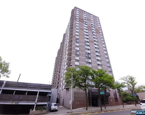 Photo of 770 Anderson Ave #11C, Cliffside Park, NJ 07010 (MLS # 26000602)