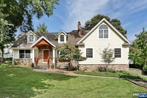 Photo of 8 Le Roy Place, Park Ridge, NJ 07656 (MLS # 26035626)