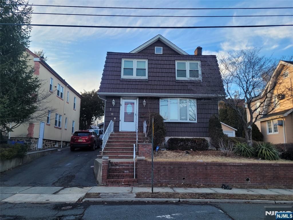 Photo of 709 Kingsland Avenue, Ridgefield, NJ 07657 (MLS # 25029108)