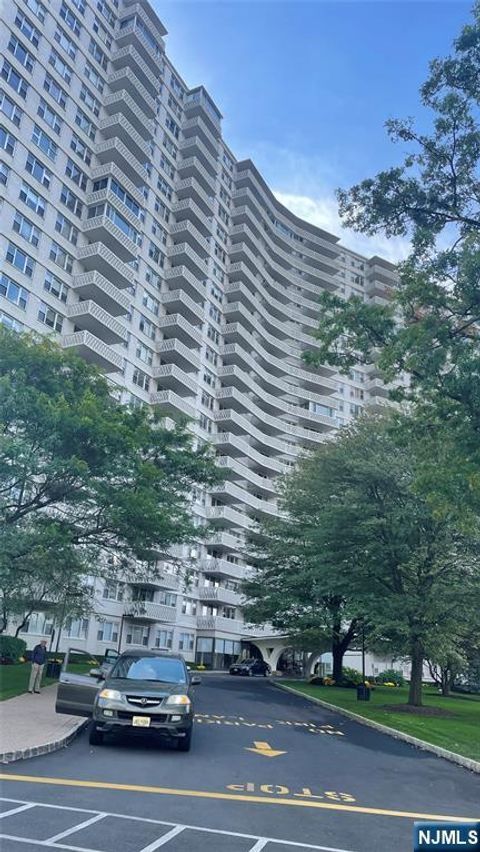 Photo of 2000 Linwood Avenue #23N, Fort Lee, NJ 07024 (MLS # 25035129)