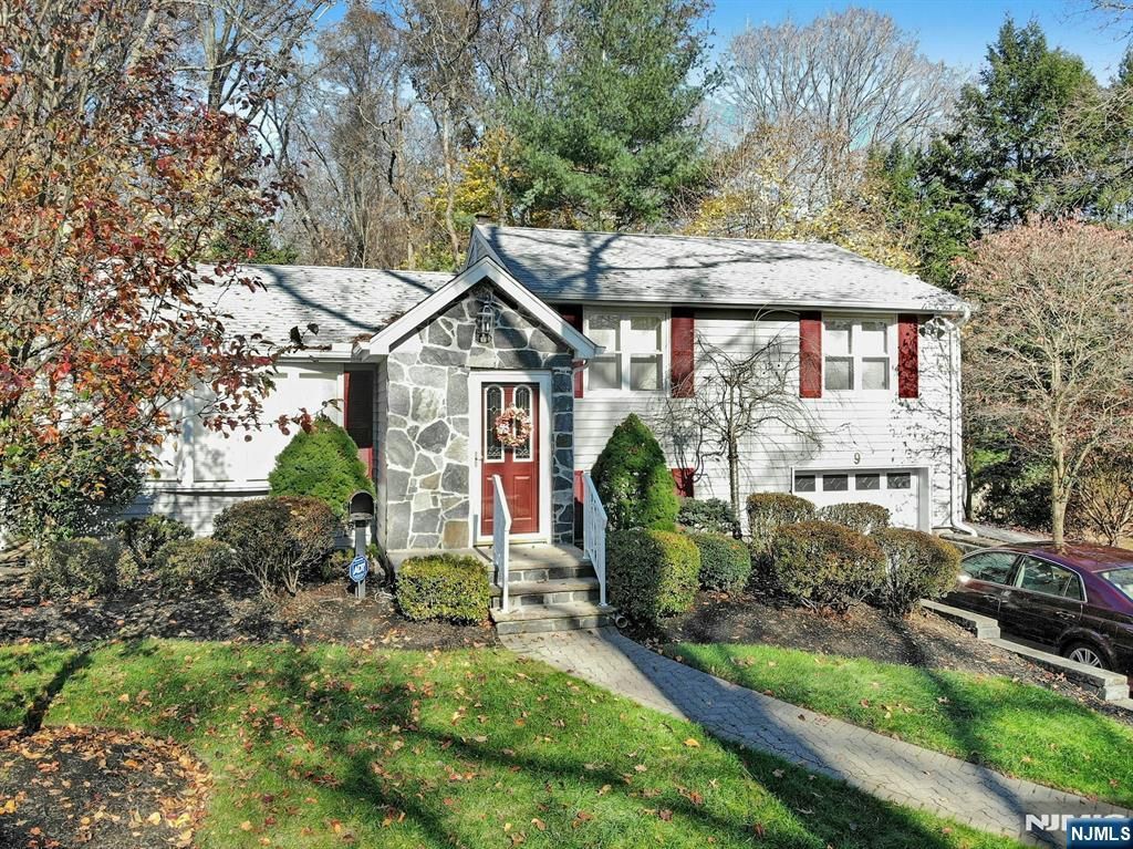 Photo of 9 Lockwood Lane, Closter, NJ 07624 (MLS # 26005685)