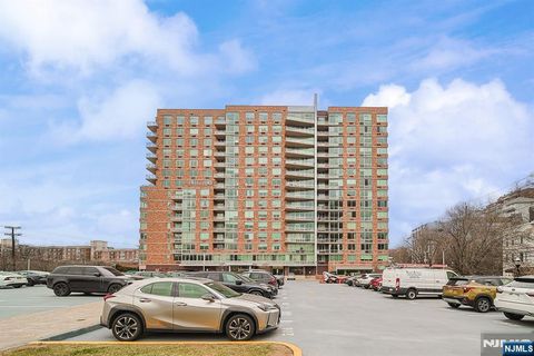 Photo of 612 Hudson Park #612, Edgewater, NJ 07020 (MLS # 26009021)