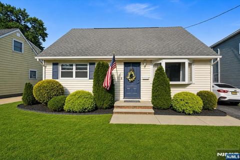 Photo of 29 Central Avenue, Pompton Lakes, NJ 07442 (MLS # 26017766)