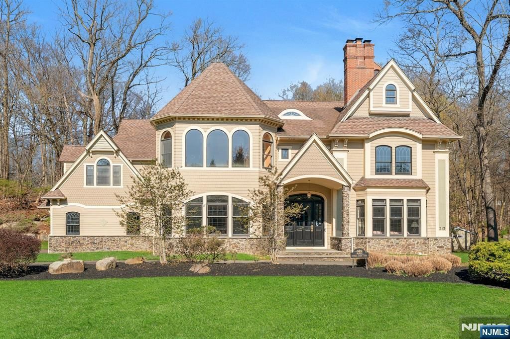Photo of 213 Stokes Farm Road, Franklin Lakes, NJ 07417 (MLS # 26005982)