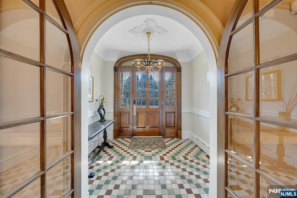 Photo of 213 Stokes Farm Road, Franklin Lakes, NJ 07417 (MLS # 26005982)