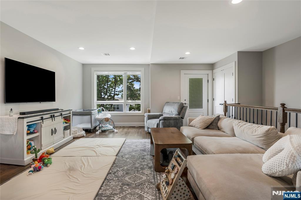 499 Sunset Ter B, Ridgefield, New Jersey - 3 Bedrooms  
2 Bathrooms  
7 Rooms - 