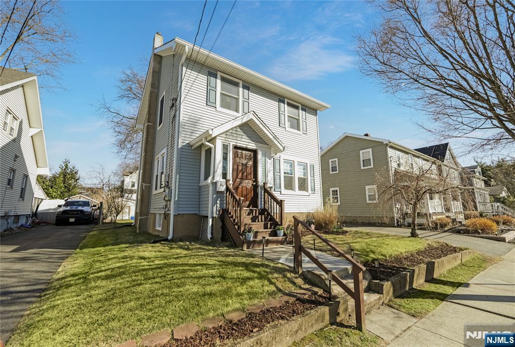 497 4th Avenue, Westwood, New Jersey - 5 Bedrooms  
2 Bathrooms  
8 Rooms - 