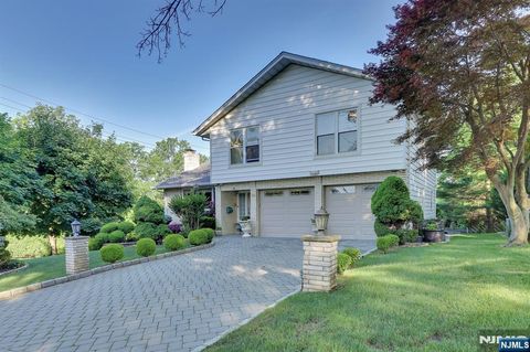 Photo of 38 Ash St, Englewood Cliffs, NJ 07632 (MLS # 26015689)