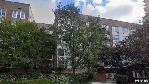 Photo of 2160 Center Avenue #4R, Fort Lee, NJ 07024 (MLS # 26009436)