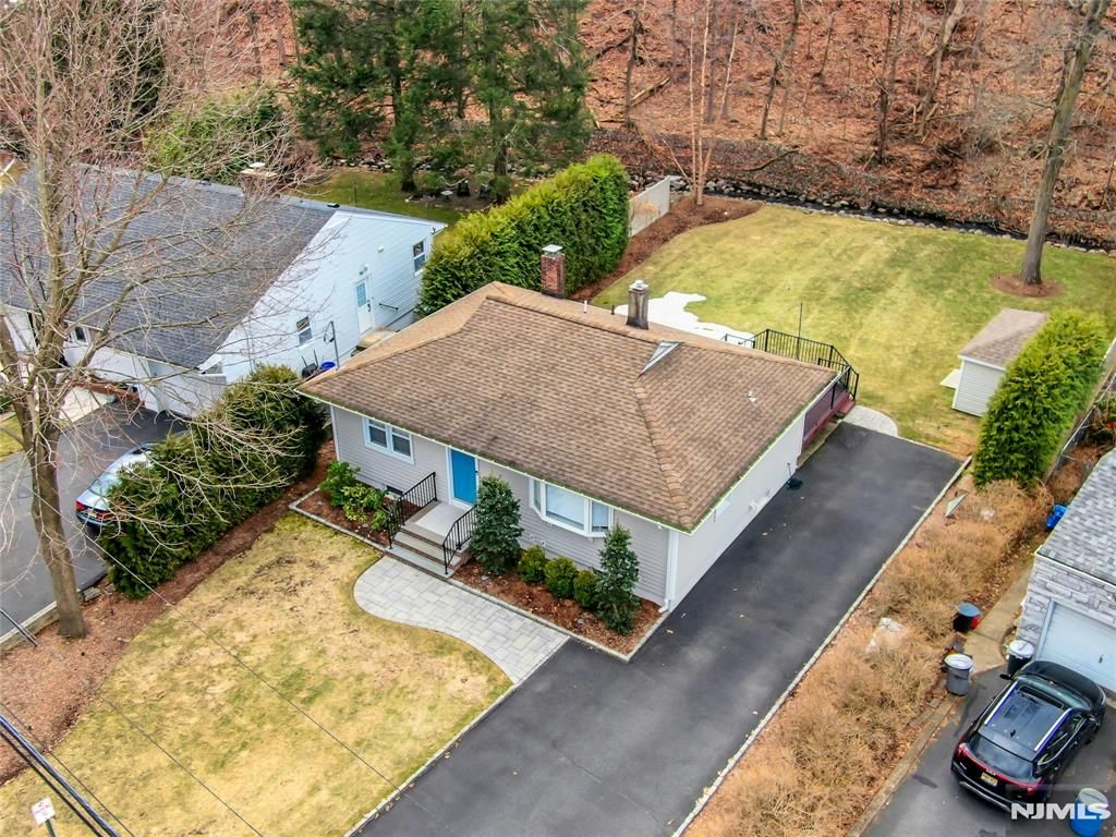 Photo of 9 Sioux Avenue, Oakland, NJ 07436 (MLS # 26007641)