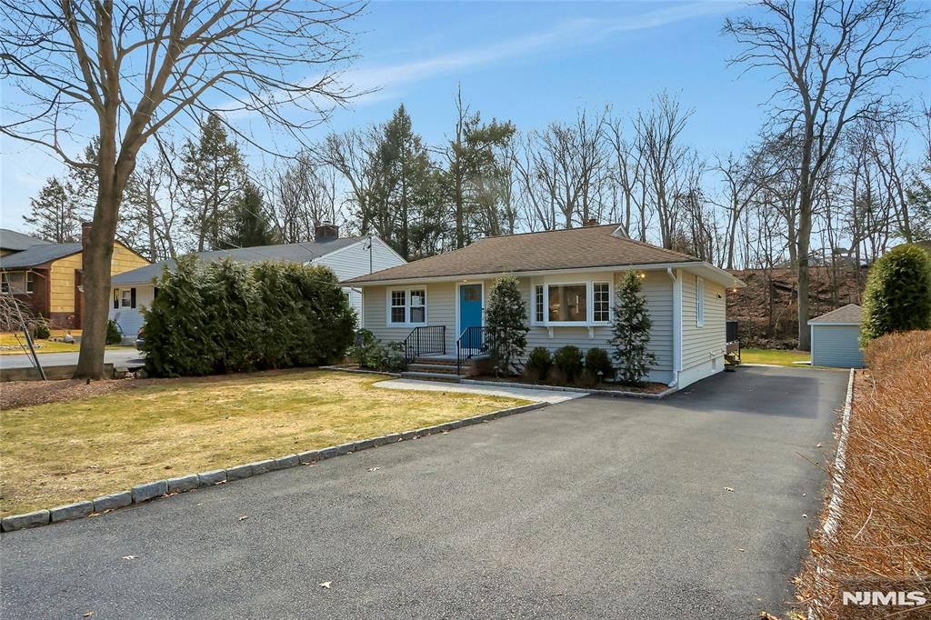 Photo of 9 Sioux Avenue, Oakland, NJ 07436 (MLS # 26007641)