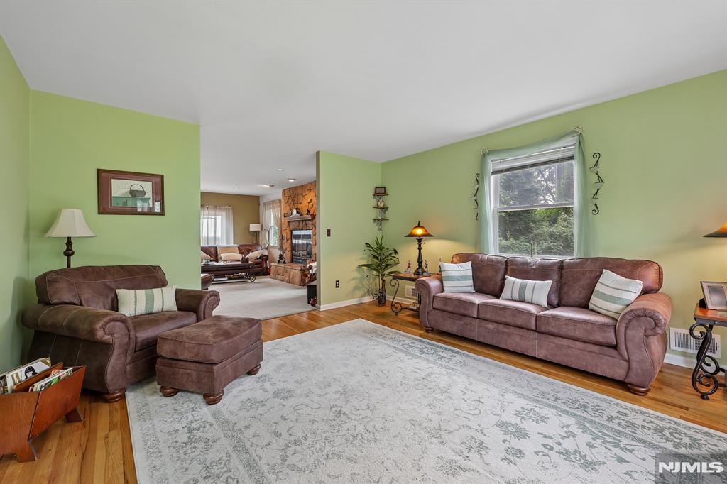 17 Rosenbrook Drive