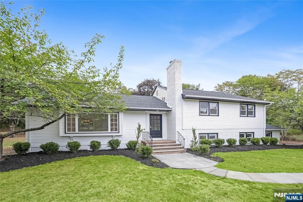 Photo of 15 Sunrise Lane, Upper Saddle River, NJ 07458 (MLS # 25025227)