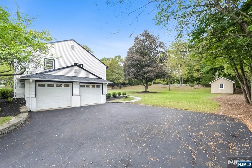 Photo of 15 Sunrise Lane, Upper Saddle River, NJ 07458 (MLS # 25025227)