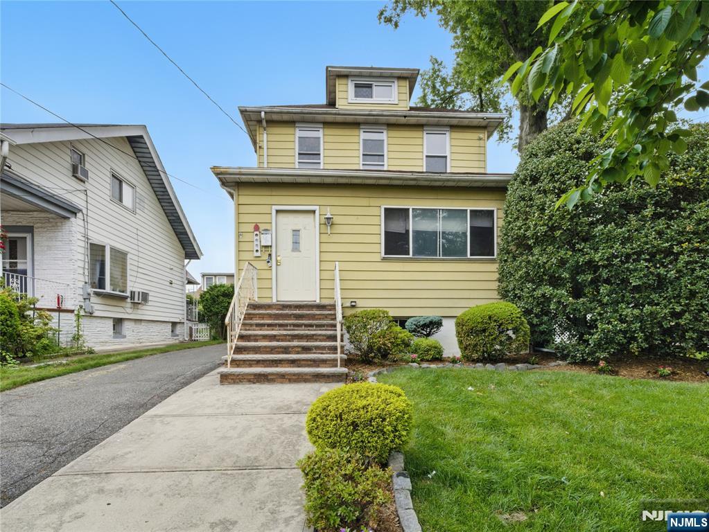 685 Maple Avenue, Ridgefield, New Jersey - 4 Bedrooms  
2 Bathrooms  
9 Rooms - 