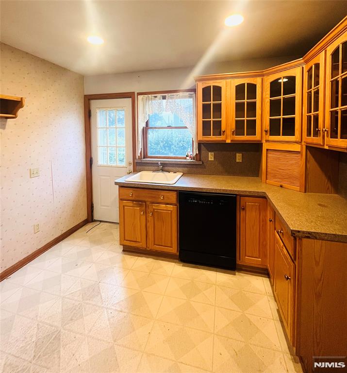 Wood Ridge, New Jersey 07075, United States, 3 Bedrooms Bedrooms, ,2 BathroomsBathrooms,Residential,Active,193916