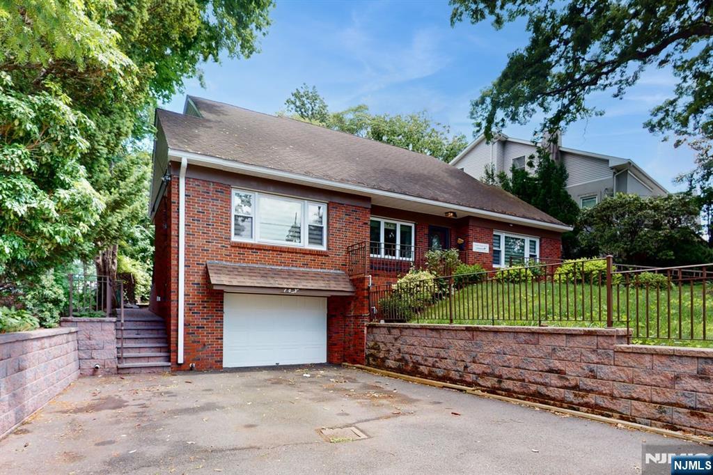 103 The Circle Cir, Passaic, New Jersey - 7 Bedrooms  
3.5 Bathrooms  
13 Rooms - 