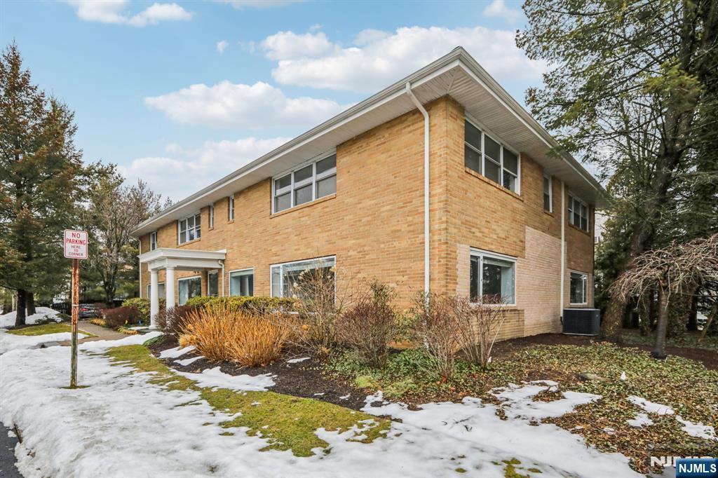 631 E Palisade Avenue