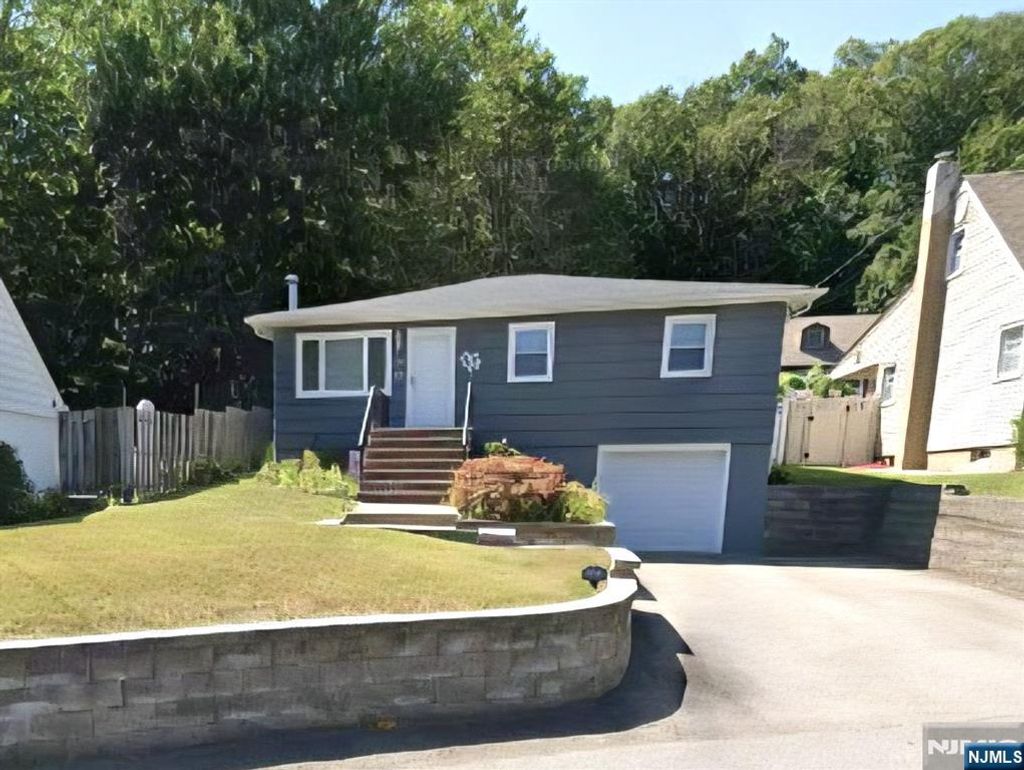 Photo of 10 Sunrise Avenue, Bloomingdale, NJ 07403 (MLS # 26007156)