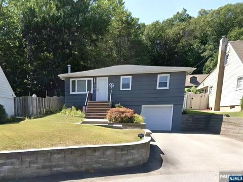 10 Sunrise Avenue Bloomingdale NJ 07403