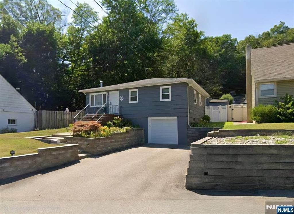 Photo of 10 Sunrise Avenue, Bloomingdale, NJ 07403 (MLS # 26007156)