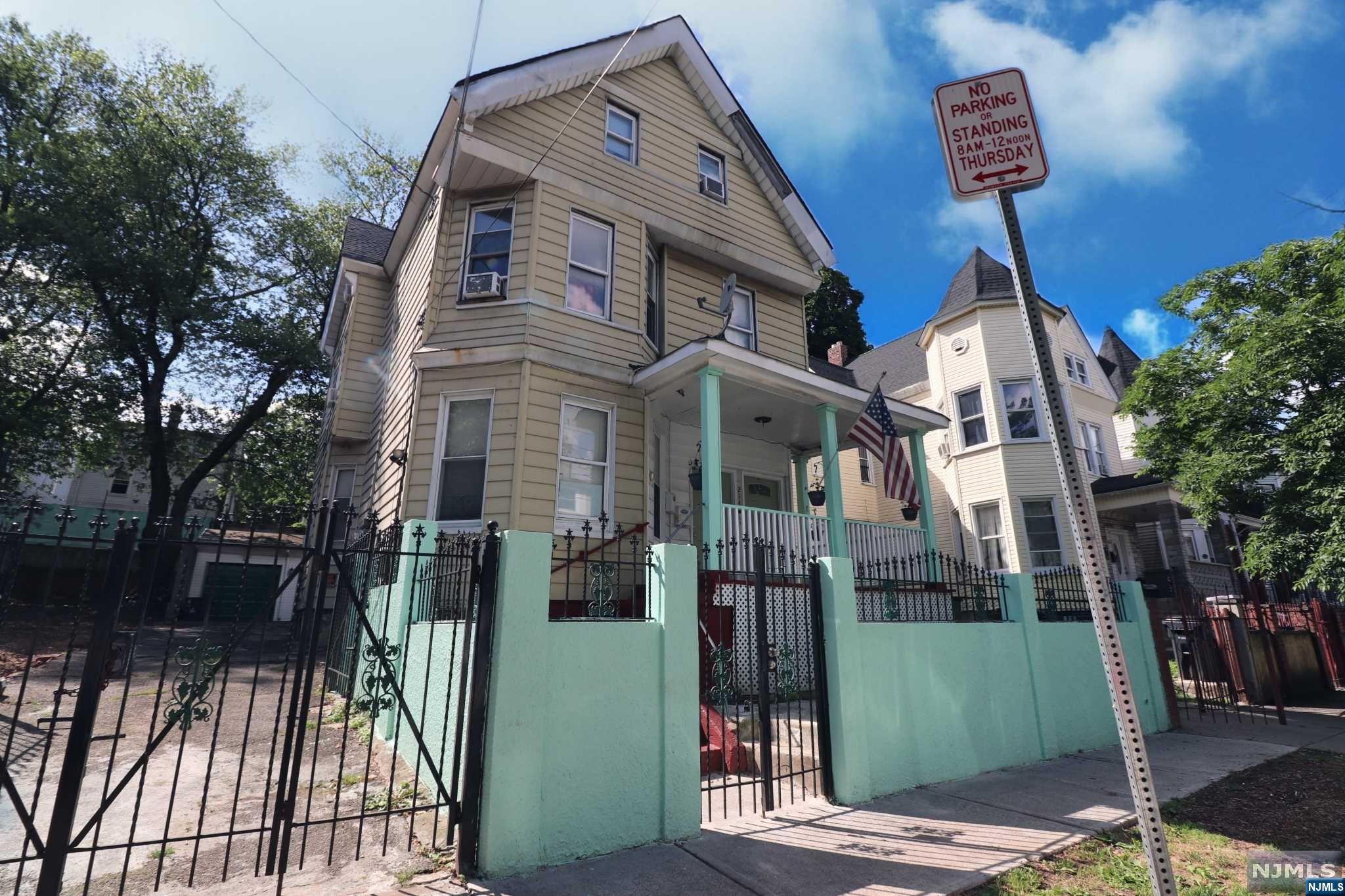 Main image without alt text