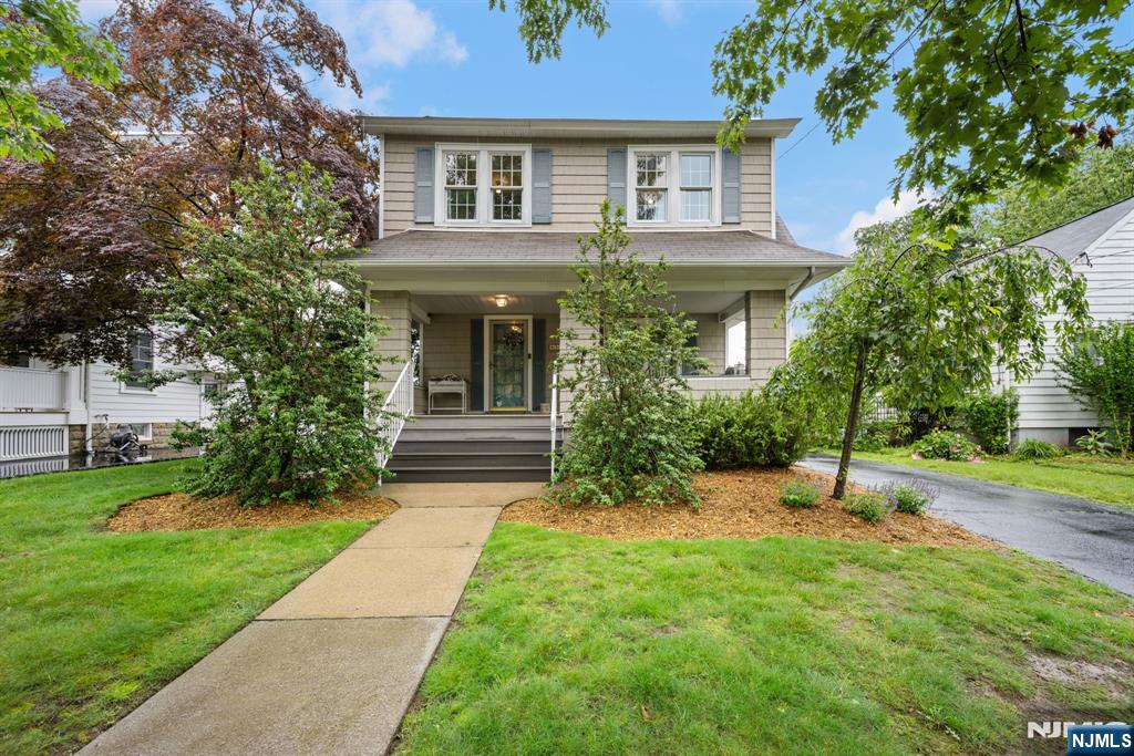 417 Warren Avenue, Ho-Ho-Kus, New Jersey - 3 Bedrooms  
2 Bathrooms  
7 Rooms - 