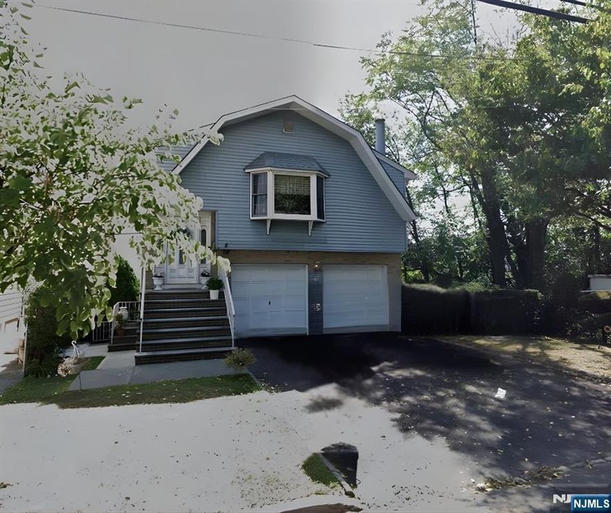 Come see this well maintained ground-level, 1-bedroom rental located on a quiet street in Lodi. This apartment features a spacious living room, with two large picture windows that provide tons of natural sunlight, a generously sized bedroom with ample closet space, a full bath and a kitchen. Additional highlights include access and use of the backyard and convenient street parking.