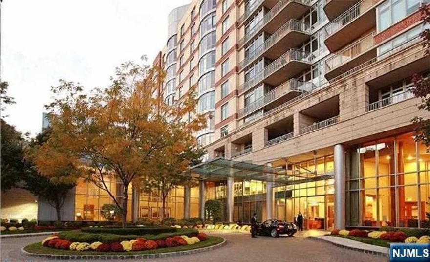 Spacious 1BR/1BA with balcony and views of NYC in pristine condition. Apartment has southern exposure with lots of natural light. Brand new quartz countertops in kitchen with high quality appliances. Apartment is equipped with in unit laundry. The Watermark is top of the line amenity building with indoor and outdoor pool, full gym and yoga studio, social rooms, as well as a golf simulator, and more! 1 parking space included! Maximum of 2 tenants can occupy the unit.