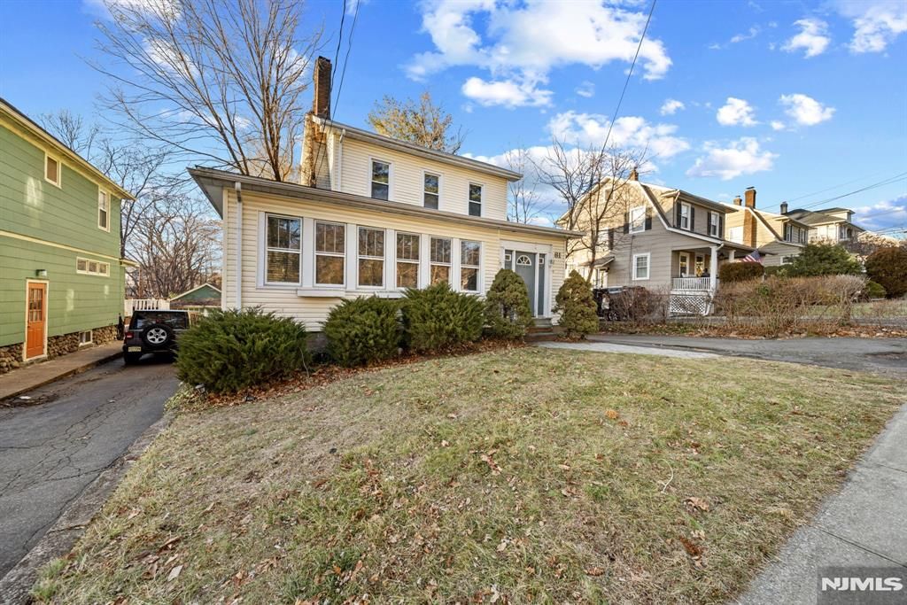 Photo of 81 Vreeland Avenue, Midland Park, NJ 07432 (MLS # 26005517)