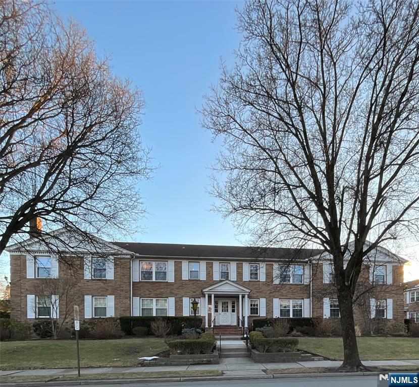 Rental Property at 374 Ridgewood Ave 2, Ridgewood, New Jersey - Bedrooms: 2 
Bathrooms: 2 
Rooms: 5  - $3,400 MO.