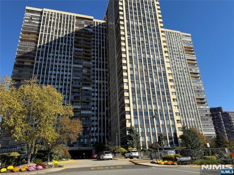 Photo of 200 Winston Dr #1721, Cliffside Park, NJ 07010 (MLS # 26040489)