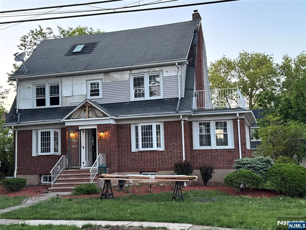 217 Grayson Place, Teaneck, New Jersey - 4 Bedrooms  
3 Bathrooms  
14 Rooms - 