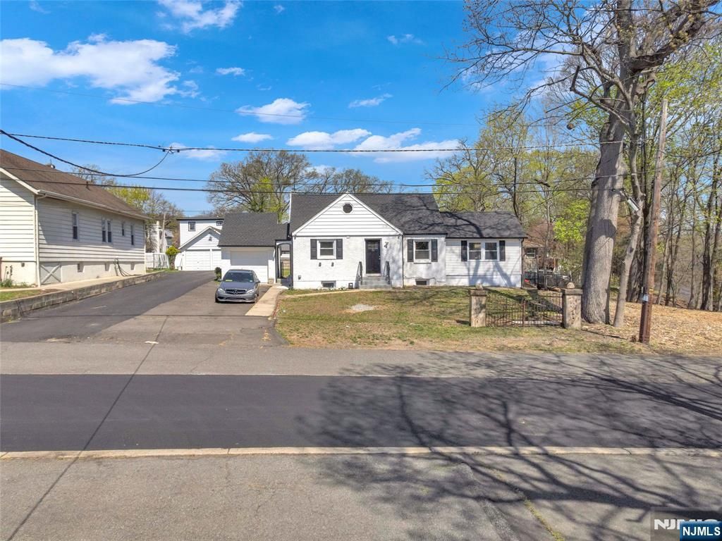 Photo of 29 Stansfield Place, North Haledon, NJ 07508 (MLS # 26013301)