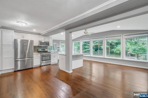 Photo of 8 Waibel Dr, Allendale, NJ 07401 (MLS # 26015161)