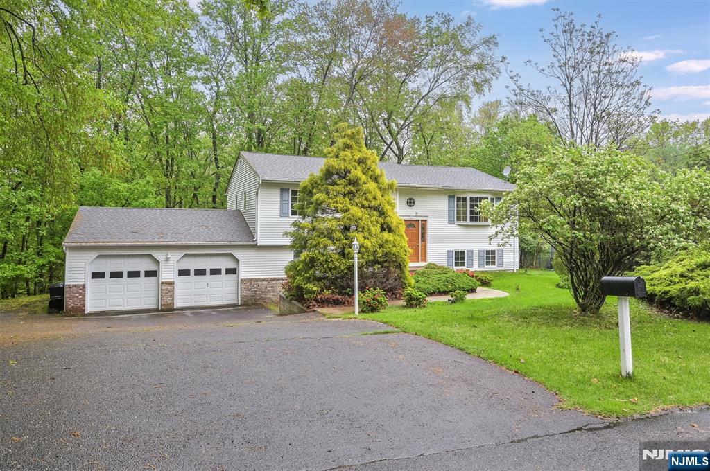 Rental Property at 413 Obrien Ct, Wyckoff, New Jersey - Bedrooms: 4 
Bathrooms: 2 
Rooms: 9  - $4,700 MO.